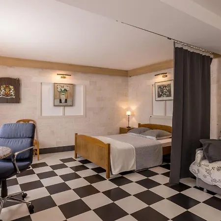 Apartment Fuer 2 Personen In Okrug Gornji, Dalmatien *